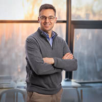 Curso-fotografia-retrato-con-Mariano-Molinari Retrato corporativo de un hombre profesional sonriendo, usado como ejemplo para cursos de fotografía de Molinari Pixel